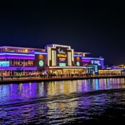 plongez dans l'univers luxueux du casino deltin royale à goa, en inde. profitez d'une expérience inoubliable mêlant jeux d'exception, divertissements et vues splendides sur la rivière mandovi.