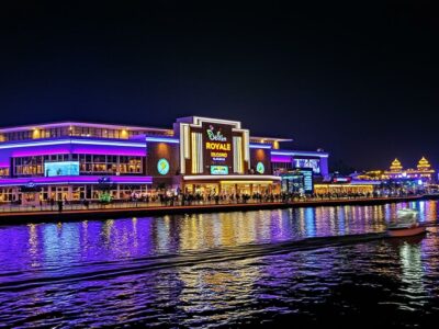 plongez dans l'univers luxueux du casino deltin royale à goa, en inde. profitez d'une expérience inoubliable mêlant jeux d'exception, divertissements et vues splendides sur la rivière mandovi.