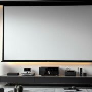 découvrez comment connecter facilement votre écran de projection motorisé à votre système audio pour une expérience audiovisuelle optimale.
