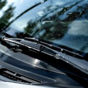 découvrez les erreurs courantes à éviter lors du choix de balais essuie-glace pour votre toyota yaris afin d'assurer une visibilité optimale et une conduite en toute sécurité.