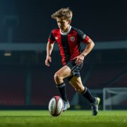découvrez les avantages du maillot de rugby stade toulousain junior pour votre jeune joueur. alliant confort, durabilité et style, ce maillot est conçu pour encourager la passion du rugby chez les enfants tout en leur offrant un look éclatant de leur équipe préférée. faites le choix d'un équipement de qualité pour soutenir leur pratique sportive.