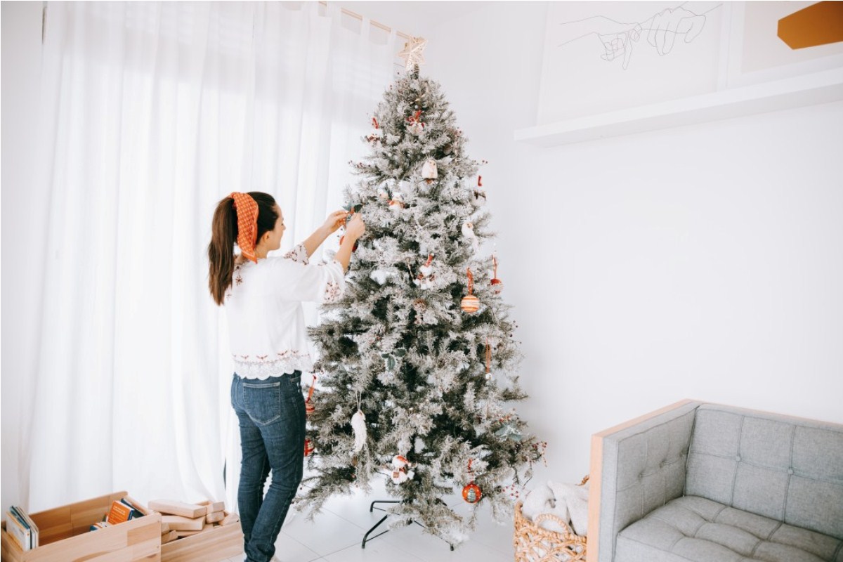 Comment enfiler une guirlande sur un arbre de Noël
